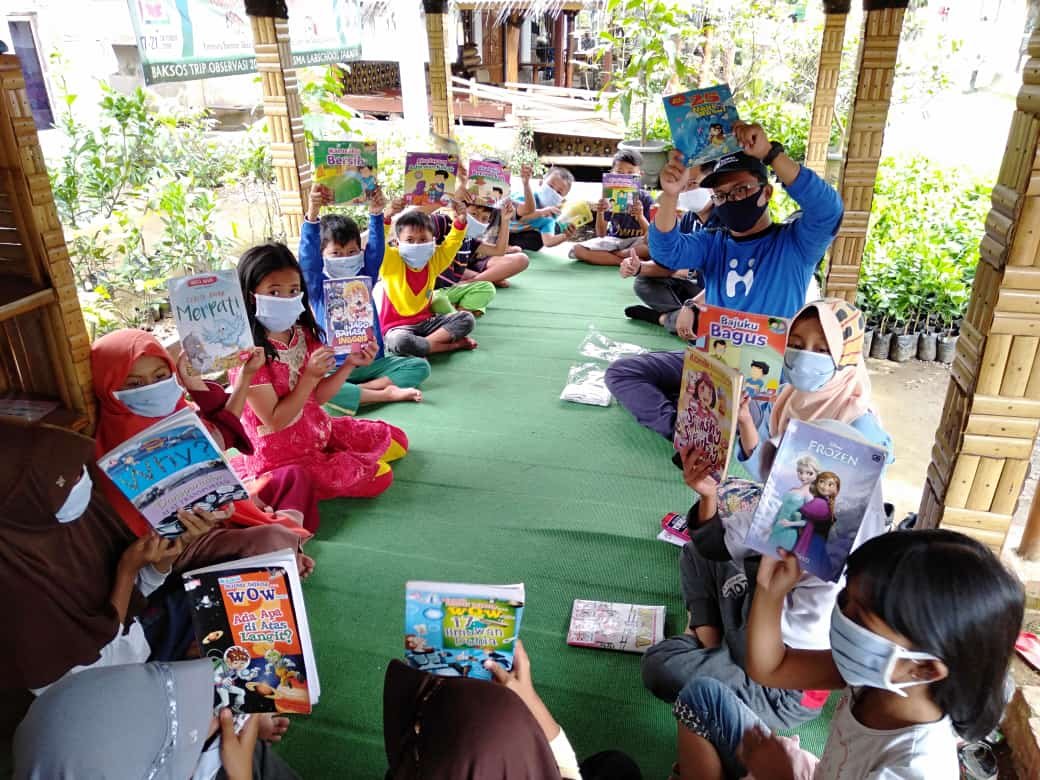 Kegiatan Literasi “Saung Pintar” di Kampung Adat Banceuy